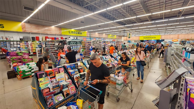 La cola eterna en uno de los super de Córdoba. Foto: Francisco Arias / El Doce.