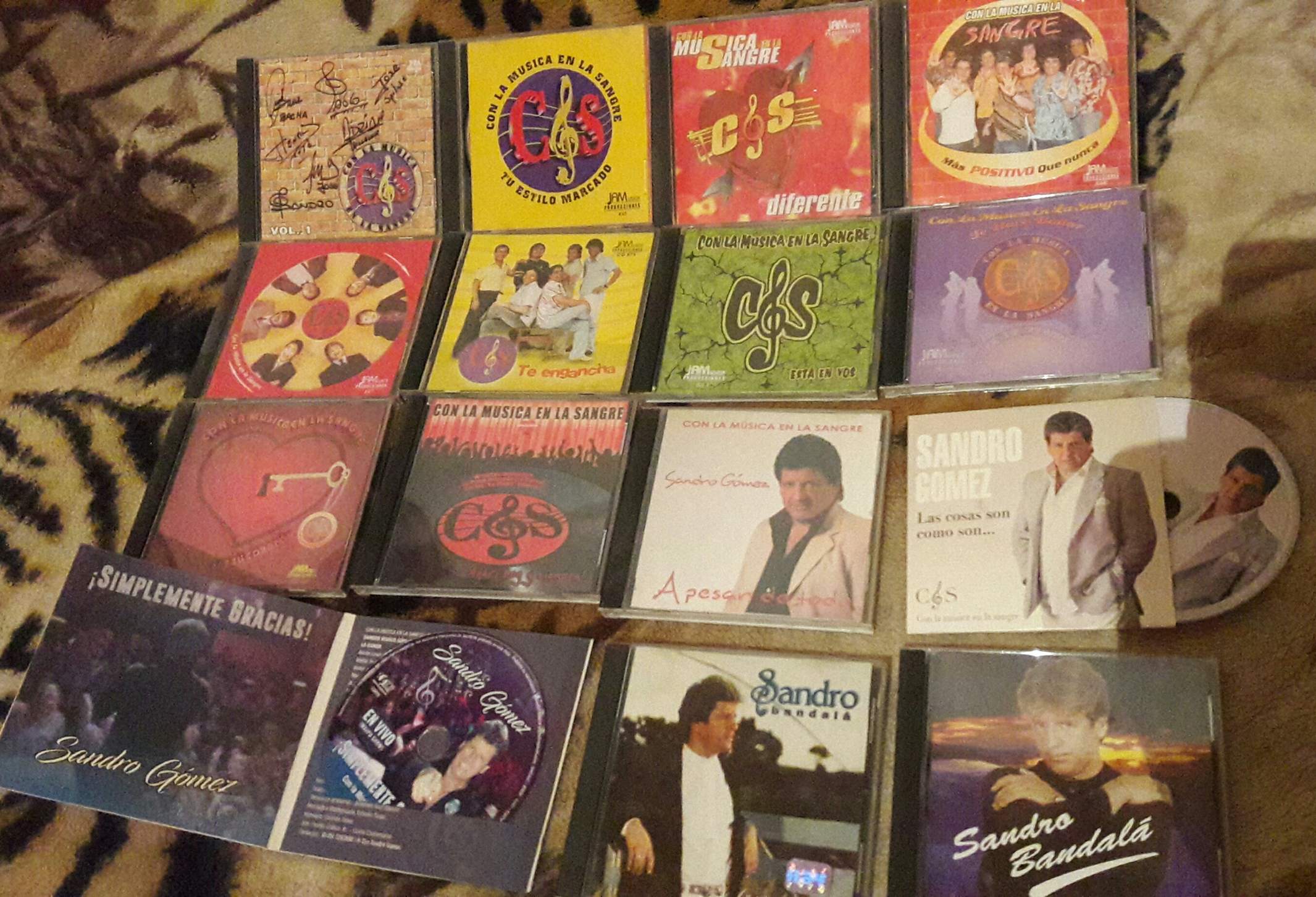 La colección de discos de Sandro Gómez y Con la música en la sangre.