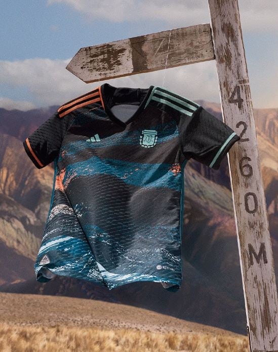 La colorida remera ya está a la venta (Foto: Adidas).