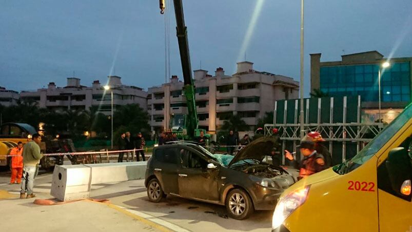 La columna aplastó el techo y destruyó el parabrisas del auto.