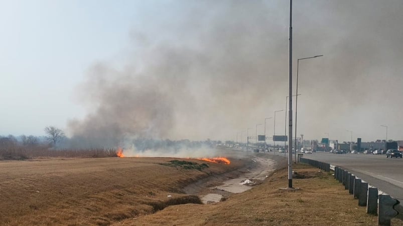 La columna de humo dificultaba la visibilidad en la zona.