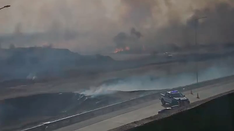 La columna de humo dificultaba la visibilidad en la zona.