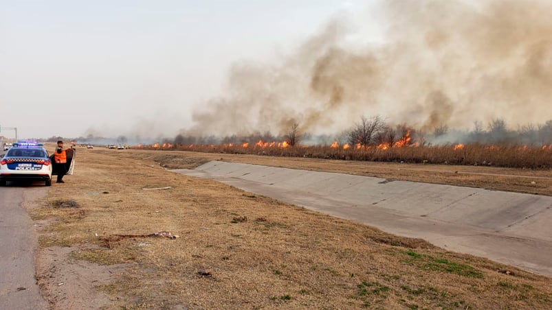 La columna de humo dificultaba la visibilidad en la zona.