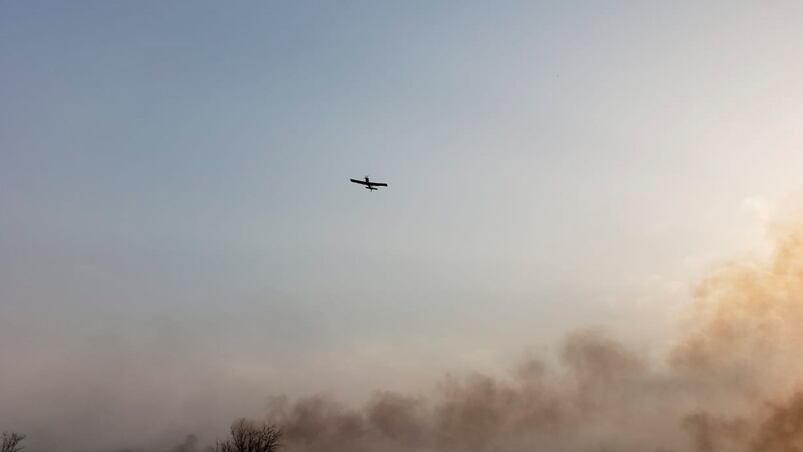 La columna de humo dificultaba la visibilidad en la zona.