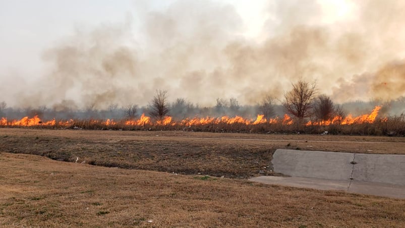 La columna de humo dificultaba la visibilidad en la zona.