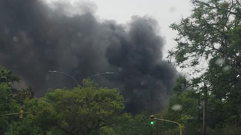 La columna de humo negro alertó a los vecinos. 