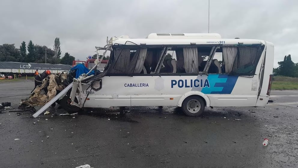 La combi quedó destrozada tras el choque con un camión cargado de combustible.