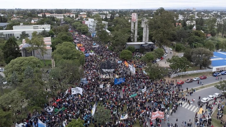 La comunidad educativa universitaria marcha en Córdoba.