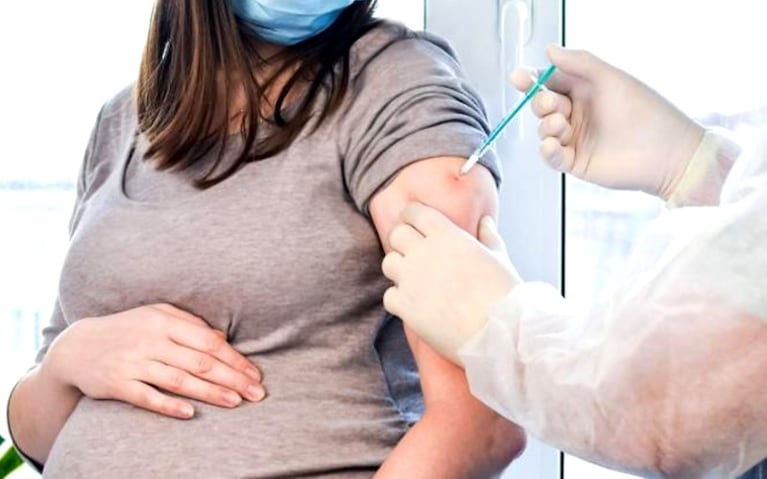 La comunidad obstétrica rechazaba tener que autorizar la vacunación de embarazadas.