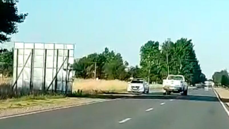 La conducción altamente peligrosa ocurrió en la ruta E-79, cerca de Oncativo. (Captura video)