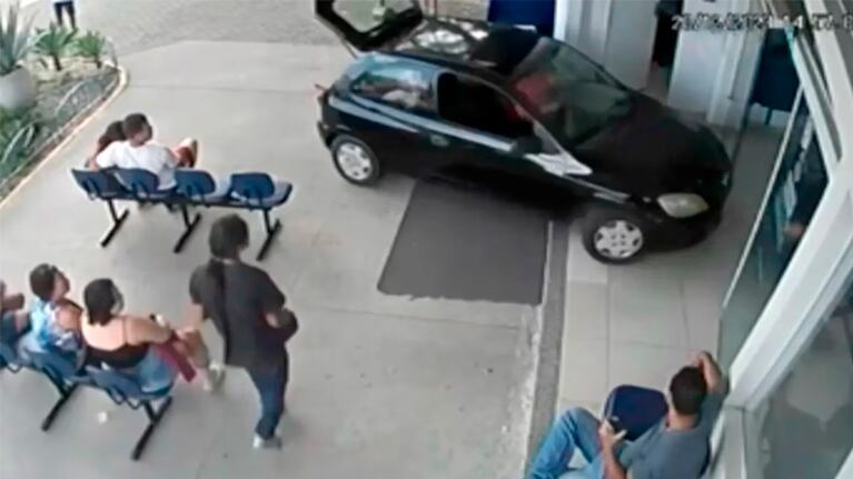 La conductora destruyó el lugar con su auto.