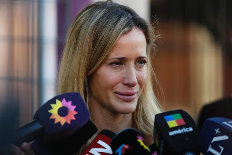 La conductora habló con los medios.