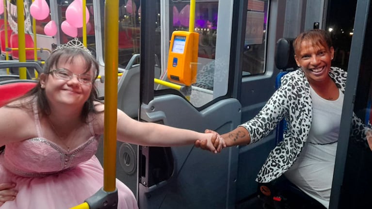 La conductora llevó a la cumpleañera a sacarse las fotos y después fueron juntas al festejo.