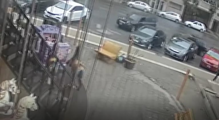 La conductora rayó la camioneta de otro conductor.