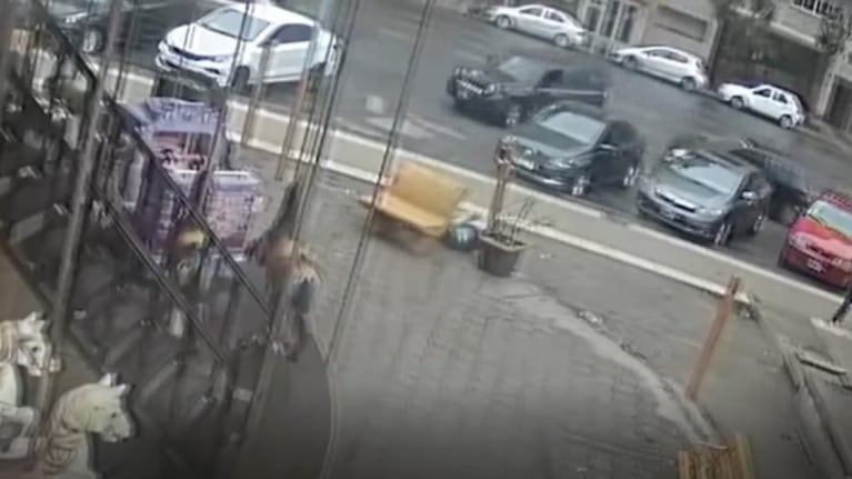 La conductora rayó la camioneta de otro conductor.