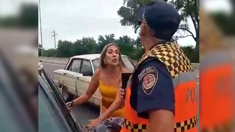 La conductora reaccionó contra los efectivos de la Caminera.