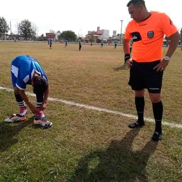 La conmovedora historia detrás del árbitro que le regaló sus botines a un niño en pleno partido