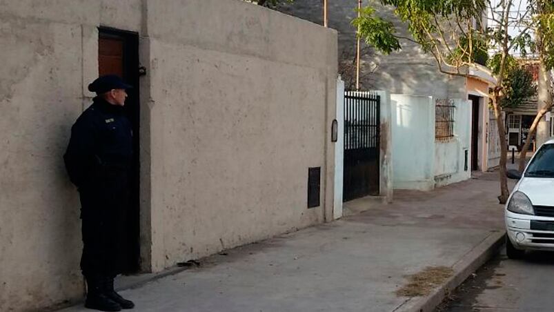 La consigna policial en la calle Ramos Mejía 1117, donde mataron a la mujer.