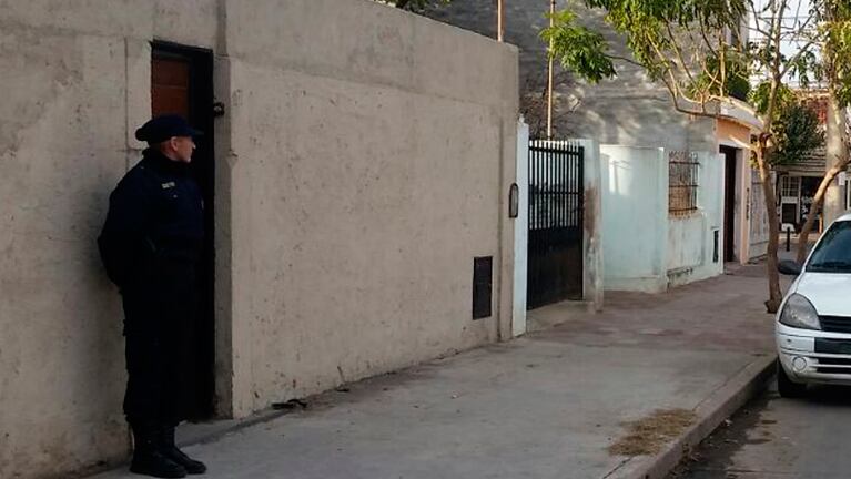 La consigna policial en la calle Ramos Mejía 1117, donde mataron a la mujer.