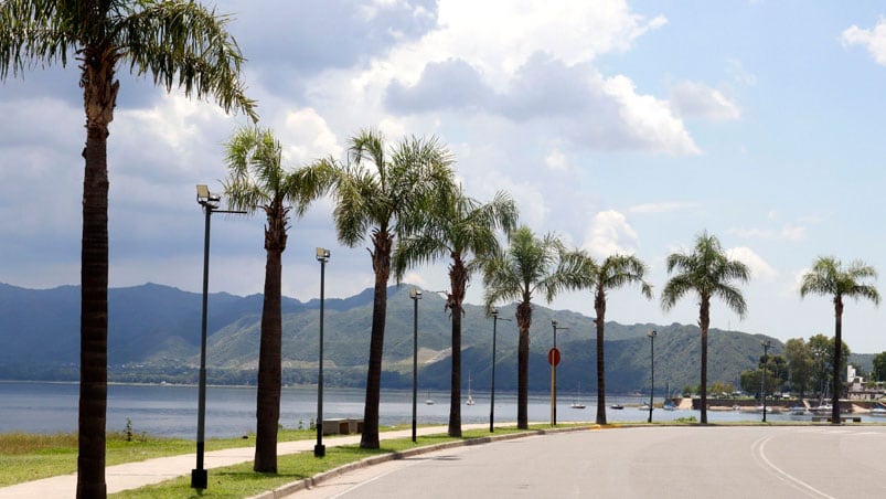 La costanera de Carlos Paz, siempre lista para recibir a turistas. Foto: gentileza Twitter @YaninaFAguirre.