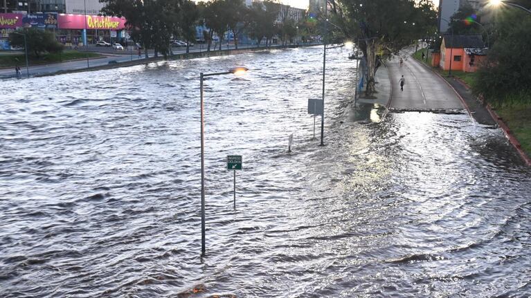 La Costanera fue cortada y el pico de creciente llegó a la medianoche.