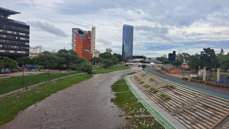 La Costanera sigue cargada de agua tras las lluvias. Foto: Juampi Lavisse / ElDoce.