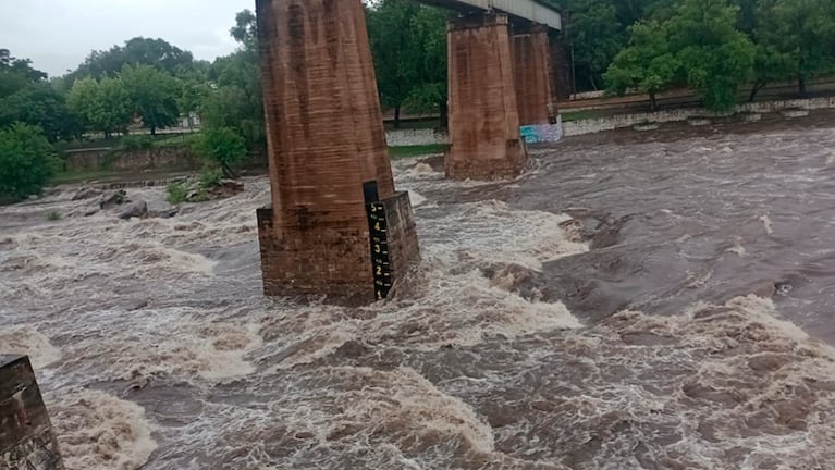 La crecida del río Cosquín tras la fuerte tormenta. Foto: Mabel Lema / Facebook.