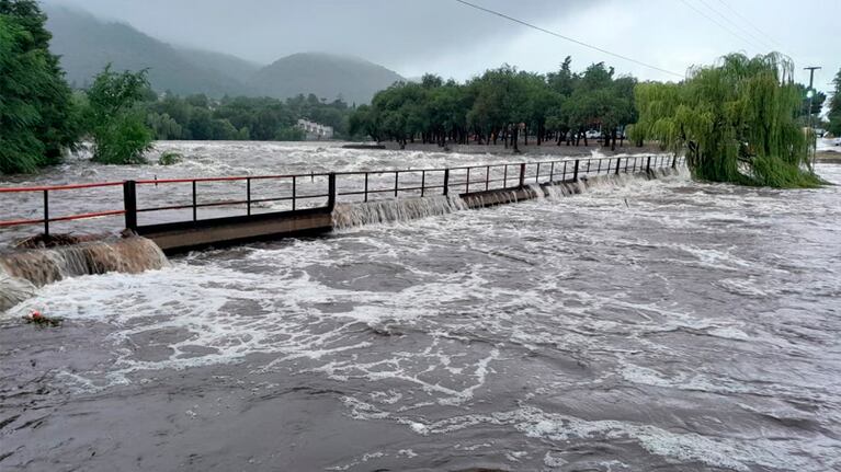 La crecida del río San Antonio tras la abundante lluvia.
