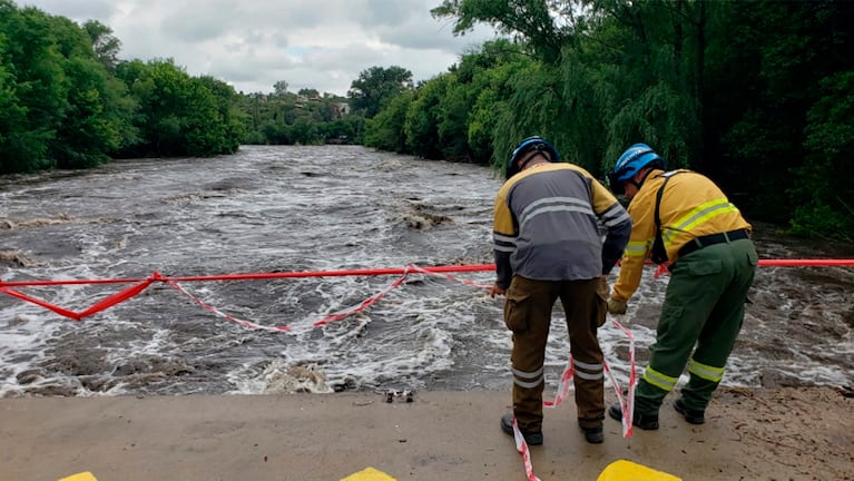 La crecida inundó el ingreso a Villa los Aromos.