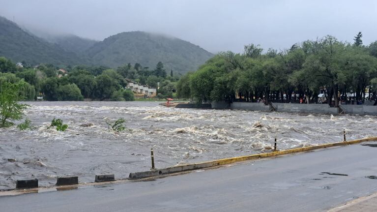 La crecida llegó alrededor de las 19 del viernes. Foto: Juampi Lavisse/ElDoce.