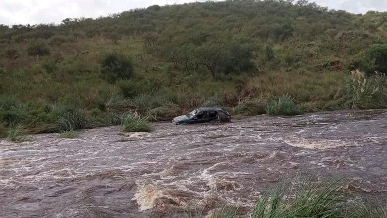 La creciente arrastró un auto en Las Albahacas.