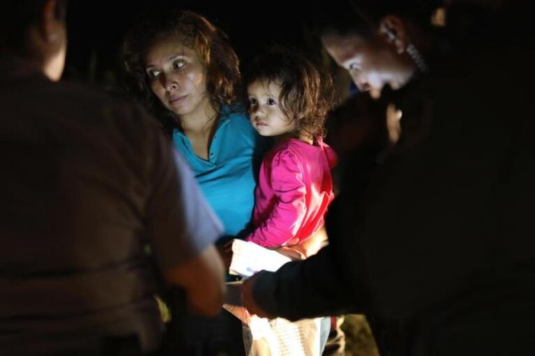 La cruel foto de una nena llorando cuando detienen a su mamá indocumentada