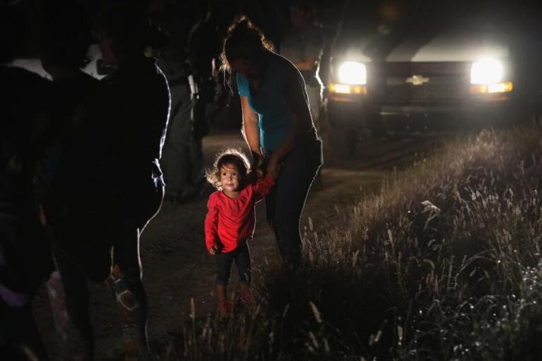 La cruel foto de una nena llorando cuando detienen a su mamá indocumentada