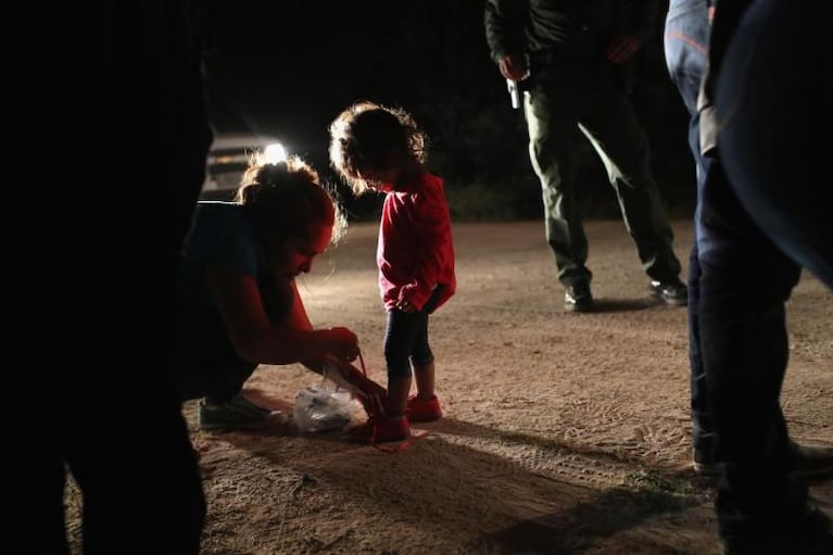 La cruel foto de una nena llorando cuando detienen a su mamá indocumentada