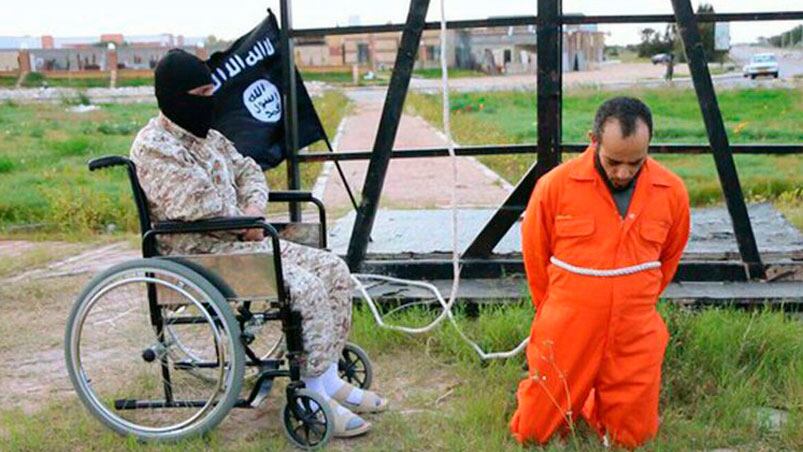 La crueldad de un verdugo del ISIS a punto de ejecutar a un espía. 