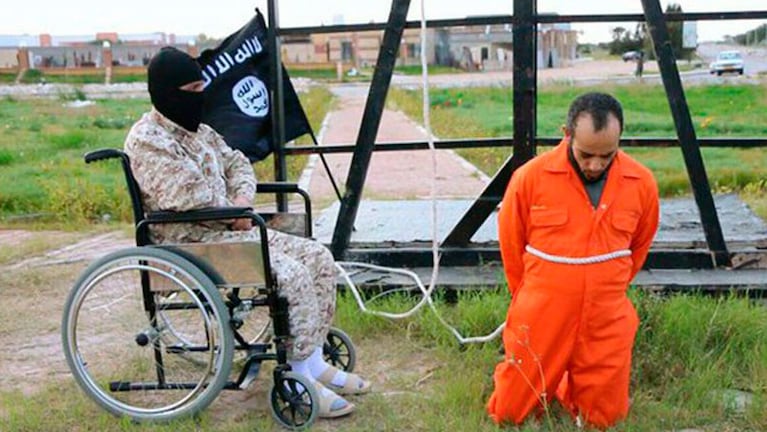 La crueldad de un verdugo del ISIS a punto de ejecutar a un espía. 