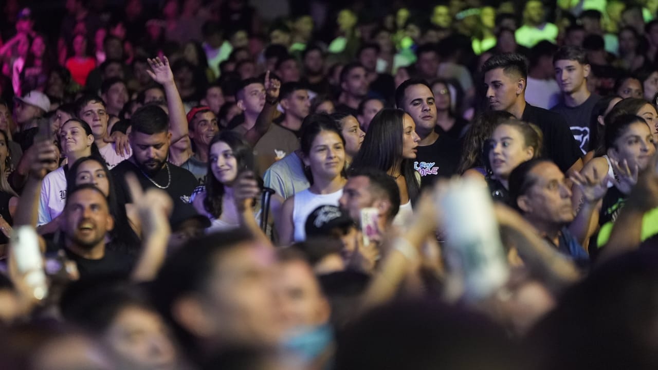 La cuarta noche del festival de Peñas se llenó de tunga tunga.