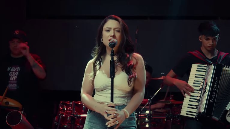 La cuartetera lanzó un nuevo tema titulado "Tiburones".