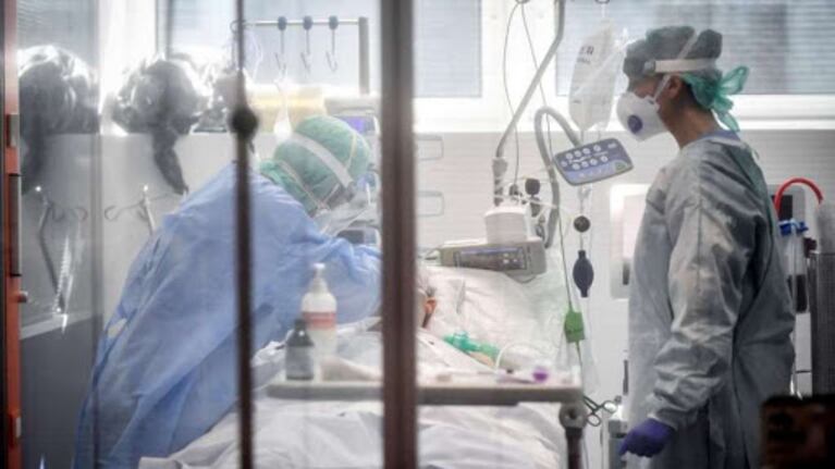 La curva de contagios y muertes crece en el país.