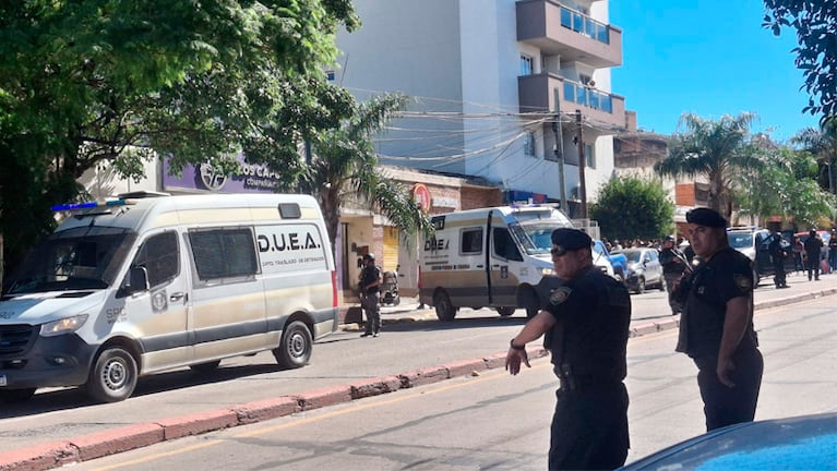 La custodia del Servicio Penitenciario en el velorio de Tomás Orihuela. Foto: Leo Guevara - Mitre 810.
