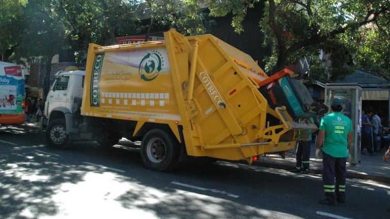 La decisión de Llaryora es avanzar con ajustes en choferes y recolectores de residuos.