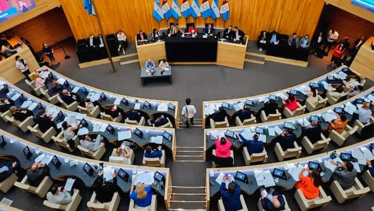 La denuncia es contra un colaborador de la UCR en la Legislatura.