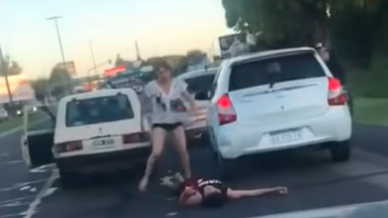 La desesperación de la mujer al ver a su esposo desmayado sobre la calle. / Foto: Captura video