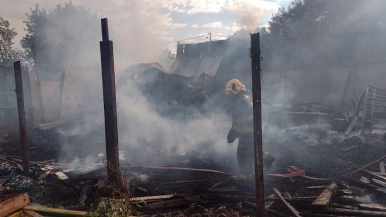 La desolación y sospechas del dueño de una carpintería tras un feroz incendio