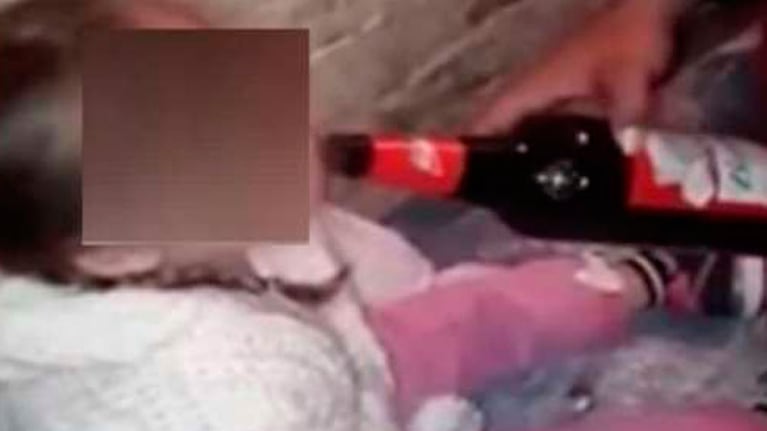 La difusión del terrible video en las redes permitió dar con los padres de la niña formoseña.