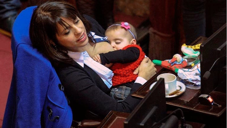 La Diputada Donda amamanta a su hija en la Sesión del Congreso