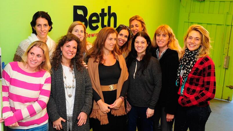 La directora, Alejandra Mitzrahi, junto al grupo de madres creadoras del manual. Foto: Clarín. 