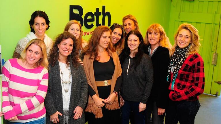 La directora, Alejandra Mitzrahi, junto al grupo de madres creadoras del manual. Foto: Clarín.