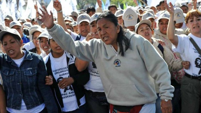   La dirigente K organizó protestas frente a la casa de gobierno de Jujuy.