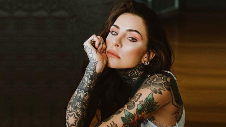 La diseñadora volvió a sorprender al público con un nuevo tatuaje en su cuerpo.